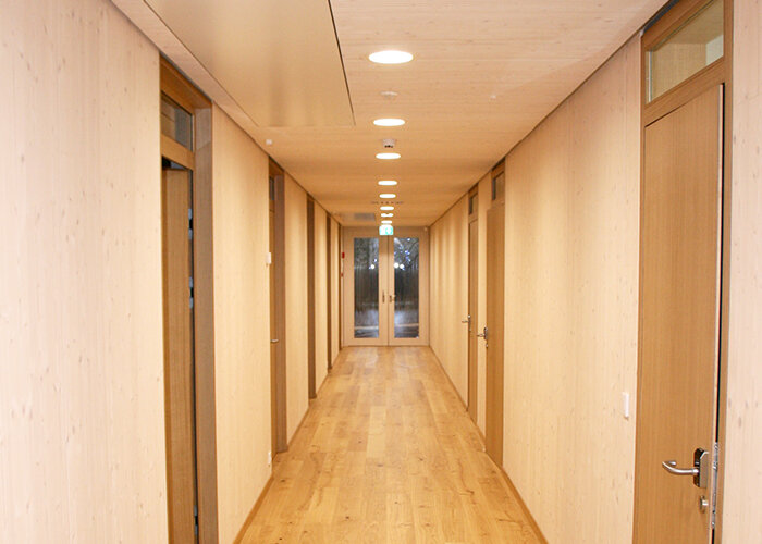 Im Innenbereich Beschichtung mit Lignovit Interior UV 100 Farbton Großglockner/ Foto: binderholz