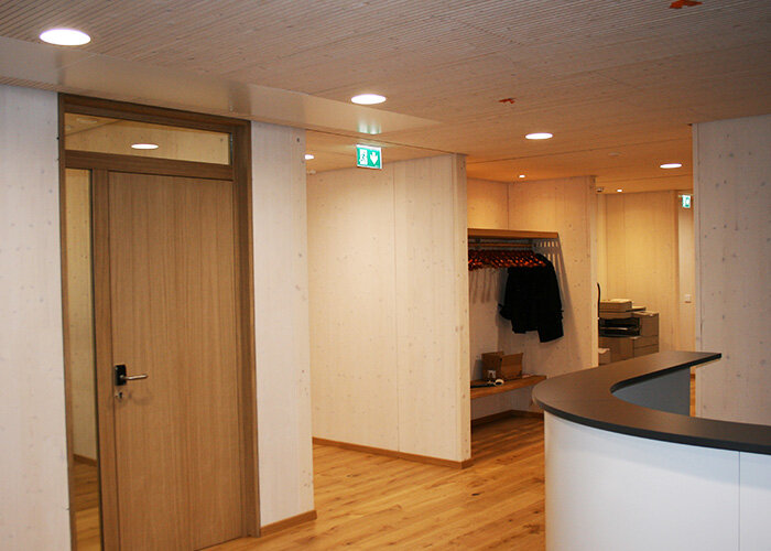 Im Innenbereich Beschichtung mit Lignovit Interior UV 100 Farbton Großglockner/ Foto: binderholz