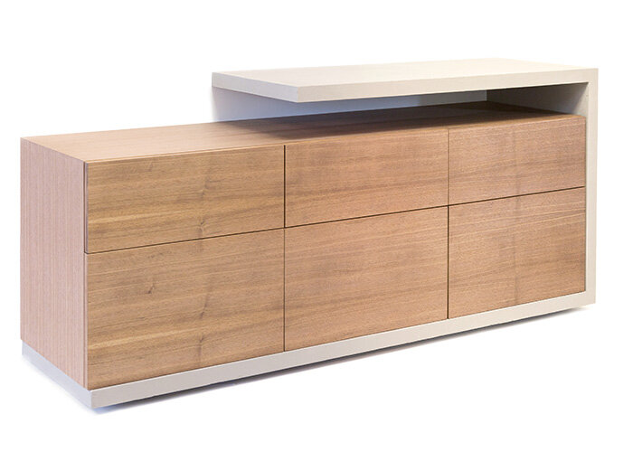 Verwendet wurde für den Körper Nussholz furniert, Ulme furniert und massiv sowie ADLER Legno-Öl. Für den Rahmen MDF-Platten 40 mm und der ADLER Betoneffekt.