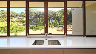 Fotos: Photo courtesy of Viridian. Photography by Peter Hyatt und Paarhammer Windows & Doors