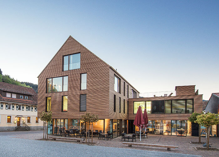 Das Wohn- und Geschäftshaus Schillinger inmitten des lebendigen Ortskerns. Foto: Olaf Herzog