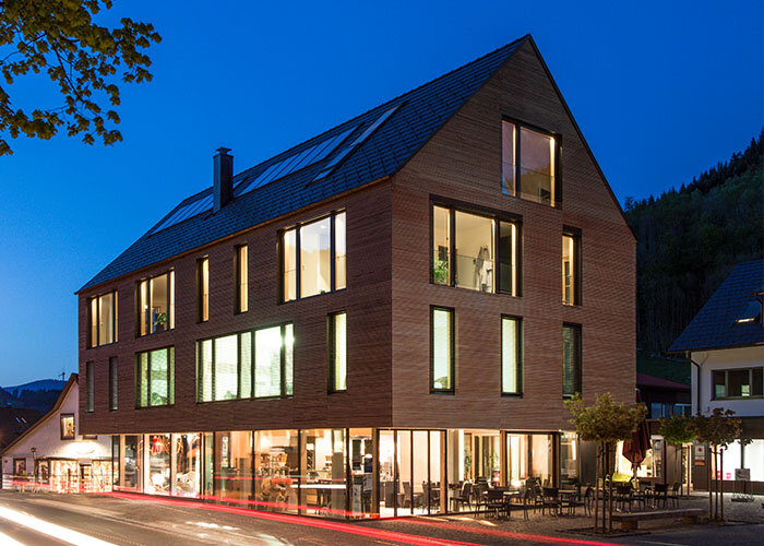 Die Fenster wurden mit Aquawood Natureffekt beschichtet. Foto: Olaf Herzog