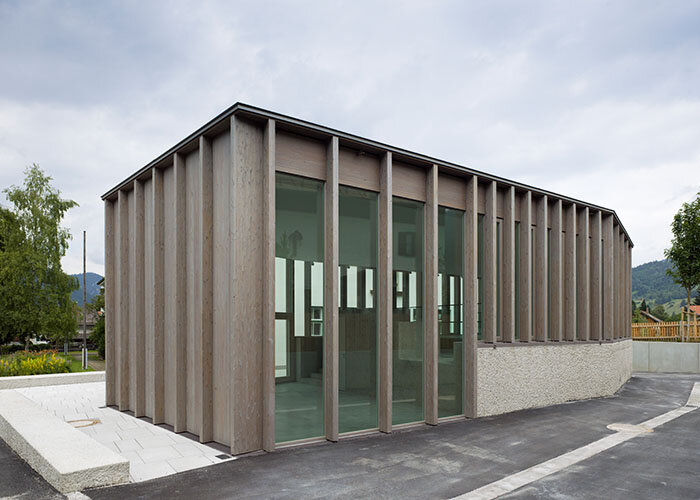 Der polygonale Baukörper entstand deshalb zur Gänze aus nachwachsenden Material. Pfosten in unterschiedlichen Abständen strukturieren die Lärchenholzfassade. Die Beschichtung mit Pullex Silverwood von ADLER verleiht ein zurückhaltendes, graues Kleid.  Foto: Michael Heinrich